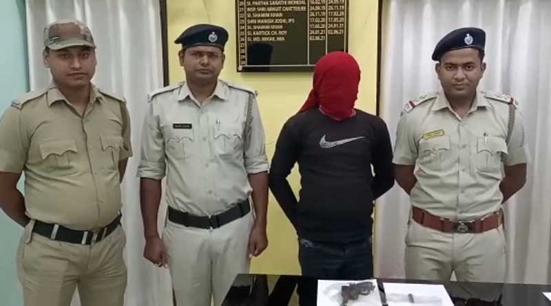 बीरभूम में भारी मात्रा में बम और बंदूकों के साथ तीन गिरफ्तार
