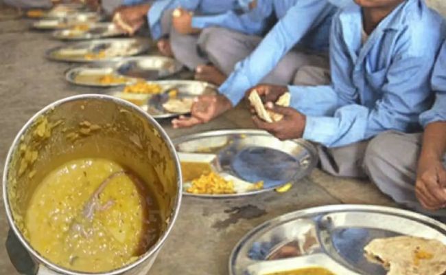 Dead lizard found in Bengal mid-Day meal, 30 children fall ill; Hospitalized
