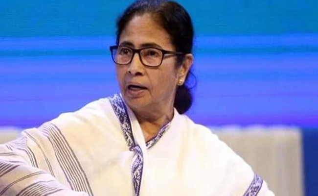 Egra blast case: Chief Minister Mamata Banerjee met the victim's family, provided financial assistance