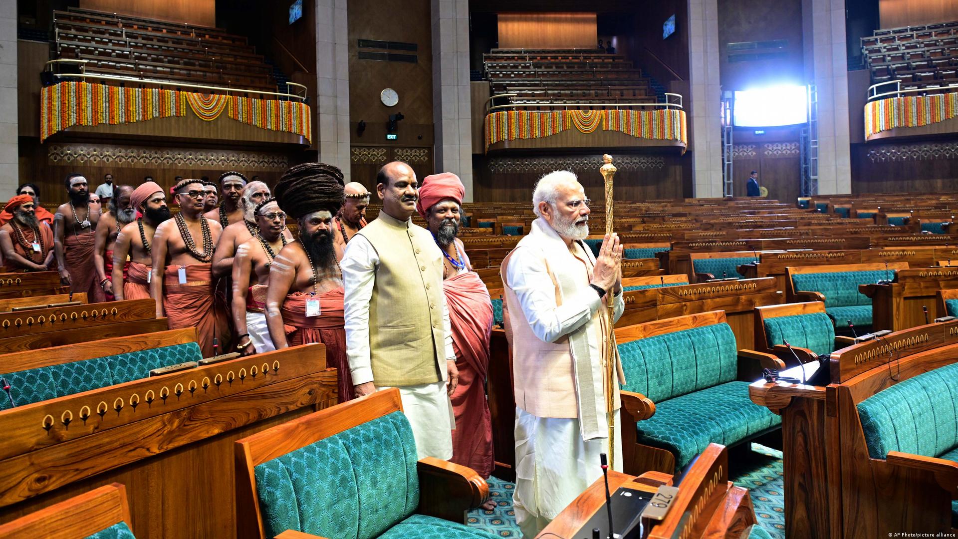 प्रधानमंत्री ने नव्य-भव्य संसद भवन को किया राष्ट्र को समर्पित