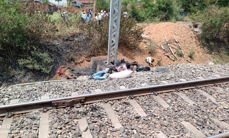 धनबाद रेल मंडल के निचितपुर में बड़ा हादसा, हाईटेंशन तार की चपेट में आने से 8 लोगों की मौत, एक दर्जन से अधिक झुलसे