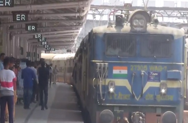ओडिशा के रेल दुर्घटना स्थल से 200 लोगों को लेकर हावड़ा पहुंची विशेष ट्रेन