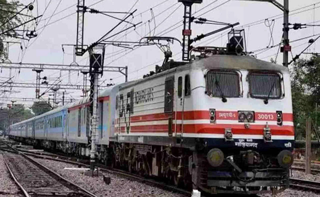 Narrow escape for New Delhi-Bhubaneswar Rajdhani Express, loco pilot averts major train accident in Jharkhand