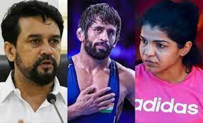 अनुराग ठाकुर के बुलावे पर बातचीत करने पहुंचे बजरंग पूनिया और साक्षी मलिक