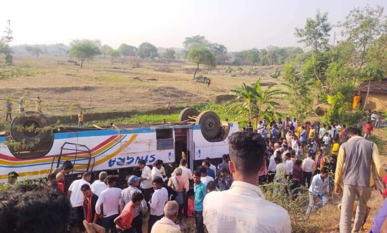 झारखंड के गढ़वा जिले यात्री बस पलटी, 22 को गंभीर चोट