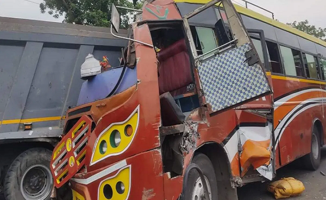 Major bus-dumper collision in Hooghly; 40 injured 10 critical