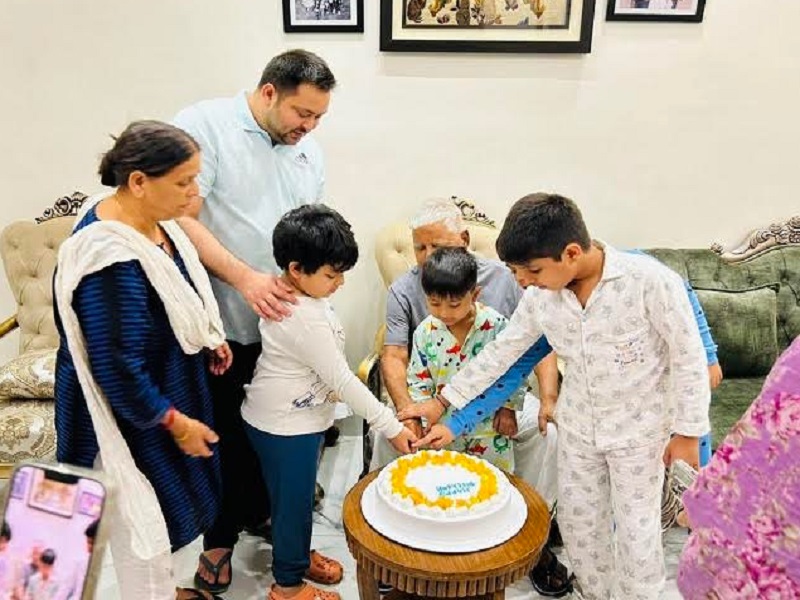 76 साल के हुए लालू यादव, परिवार संग आधी रात में मनाया जन्मदिन