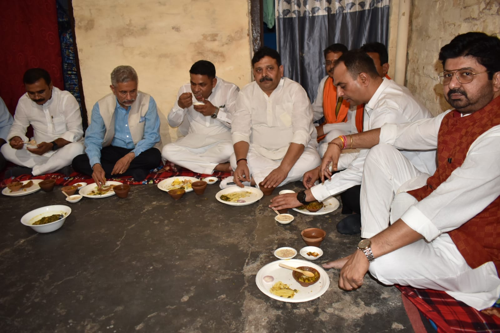 विदेश मंत्री एस जयशंकर ने भाजपा दलित बूथ अध्यक्ष के घर पंगत में बैठ कर किया नाश्ता