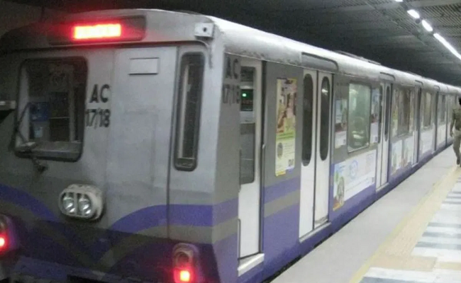 Major accident averted in Kolkata Metro, crack in line; Services affected for two and a half hours