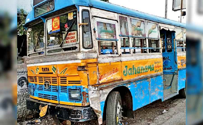 Private bus in Kolkata loses control, hits footpath divider, passengers unharmed