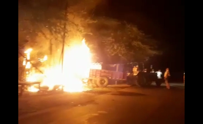 Fierce fire broke out in a moving truck in Jharkhand's Dumka; no casualties reported