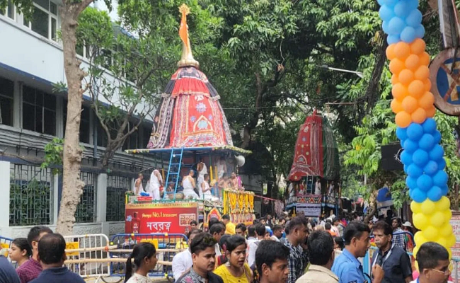 Mamata Banerjee and Shubhendu Adhikari embrace Jagannath's blessings during Rath Yatra