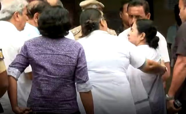 Chief Minister Mamata Banerjee's health continues to worsen, medical evaluation underway