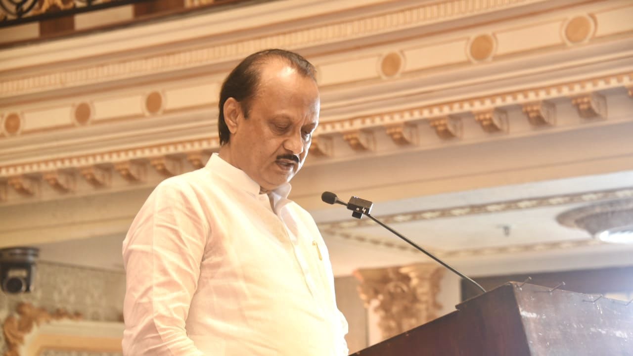 उपमुख्यमंत्री पद की शपथ लेते ही अजित पवार ने एनसीपी के नाम और सिंबल पर दावा ठोंका