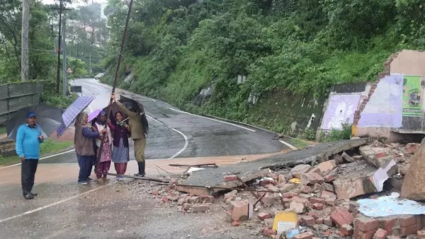  हिमाचल में बारिश का कहर, 24 घंटे में 18 लोगों की मौत, 27 मकान धराशायी