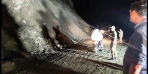 पौड़ी में नदी में फंसे एक कार सवार काे बचाया और एक का शव बरामद, अन्य की तलाश जारी