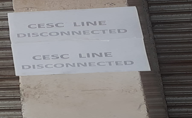 Electricity disconnected, Satyanarayan park AC market shop owners block kakakar street