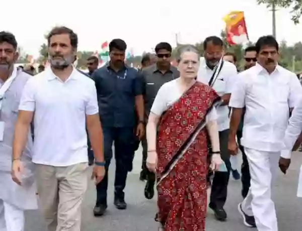 सोनिया और राहुल गांधी के विमान की इमरजेंसी लैंडिंग, बेंगलुरु से लौट रहे थे दिल्ली
