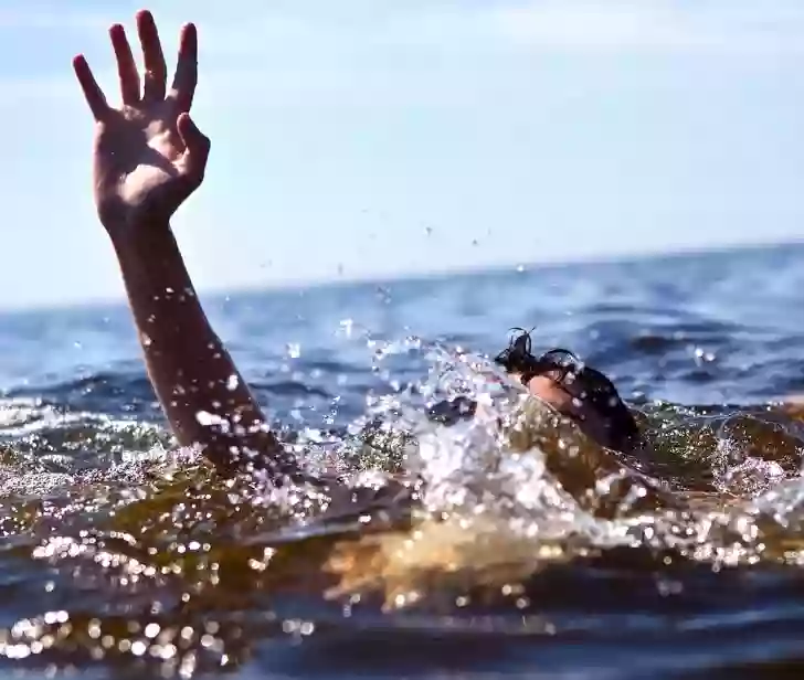 US man jumps into lake after cops arrive to issue warrant for someone else, drowns