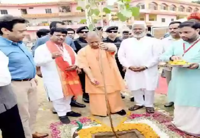 उप्र सरकार के पौधरोपण अभियान की प्रधानमंत्री ने की तारीफ, मुख्यमंत्री ने जताया आभार