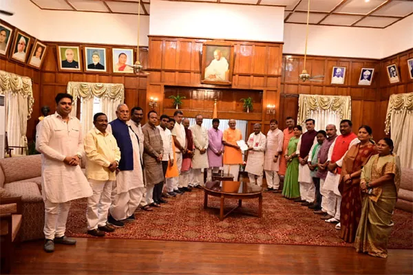 राज्यपाल से मिला भाजापा का प्रतिनिधिमंडल, प्रतियोगी परीक्षा विधेयक को रोकने की मांग की