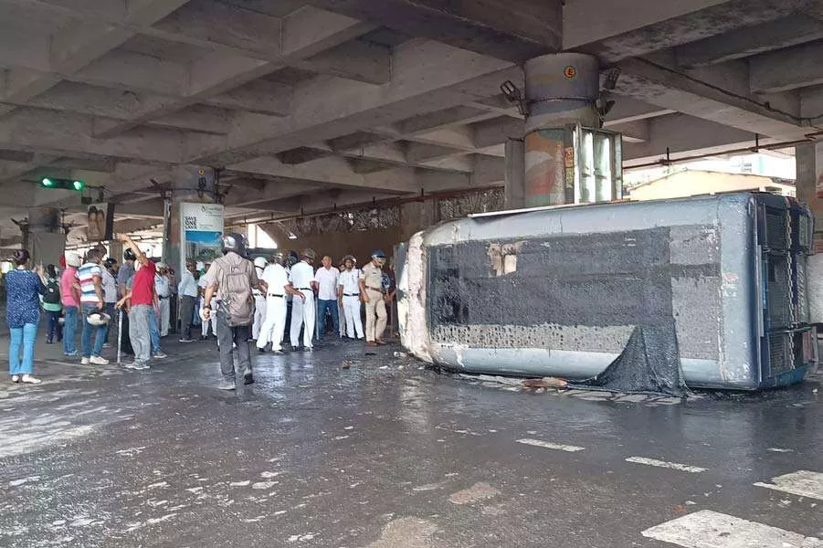 मिट्टी लदे ट्रक ने स्कूल जा रहे सात साल के बच्चे और उसके पिता को रौंदा