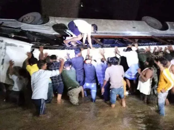 झारखंड के गिरिडीह में बस पुल की रेलिंग तोड़कर बराकर नदी में गिरी, चार यात्रियों की मौत, 16 घायल