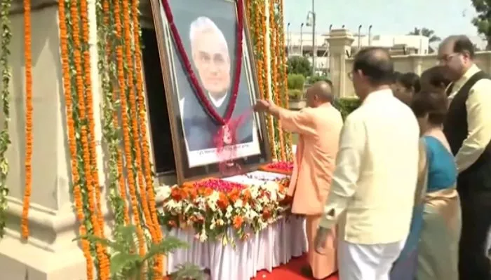 मुख्यमंत्री और उपमुख्यमंत्री ने अटल बिहारी वाजपेयी को दी श्रद्धाजंलि