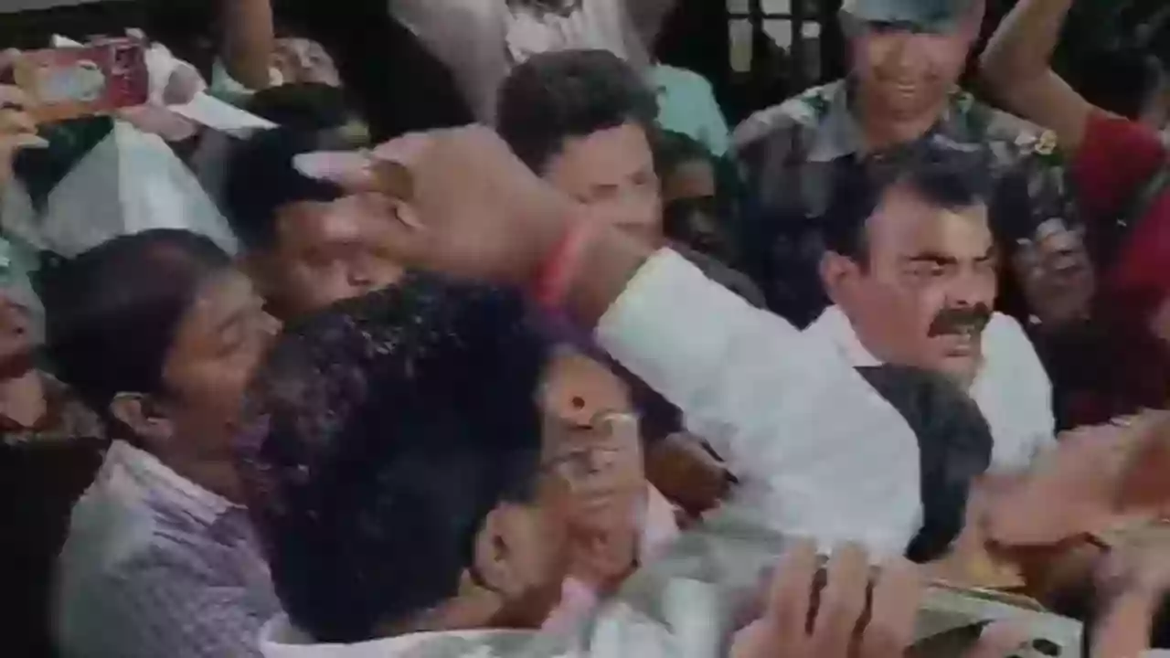 कोलकाता में BJP नेता के घर चला ममता का बुलडोजर