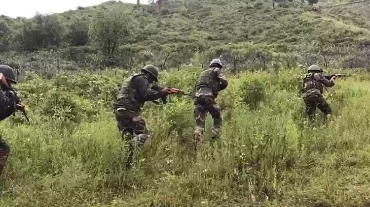 जम्मू-कश्मीर: पुलवामा में मुठभेड़, सुरक्षाबलों ने दो आतंकवादियों को मार गिराया