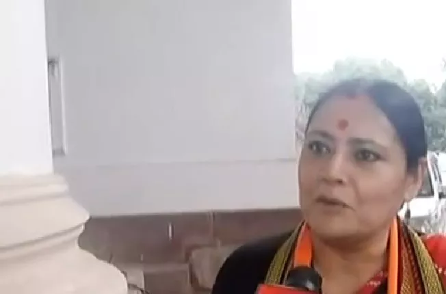 Agnimitra Paul takes a dig at CM as Governor extends support to Malda-Mizoram victims' families | Watch Video