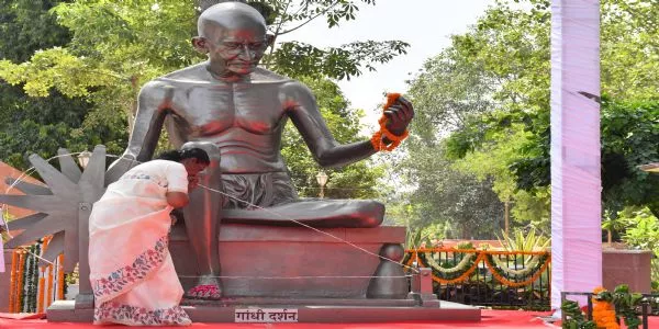 राष्ट्रपति ने महात्मा गांधी की 12 फीट ऊंची प्रतिमा का अनावरण किया