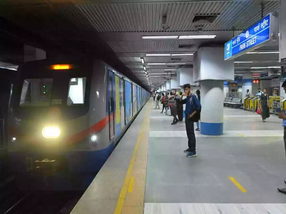 Technical snag at Kalighat metro station: Kolkata's metro services temporarily halted