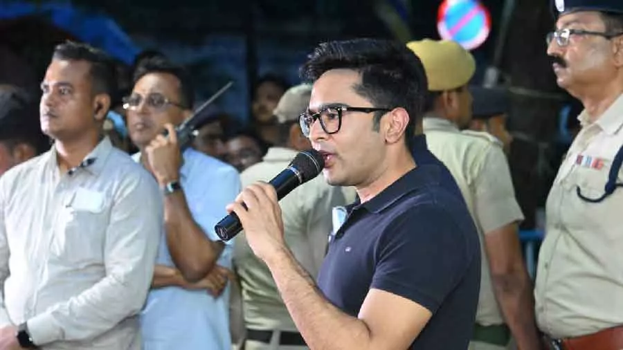 अभिषेक बनर्जी से खत्म हुई ईडी की पूछताछ, ऑफिस से निकले बाहर