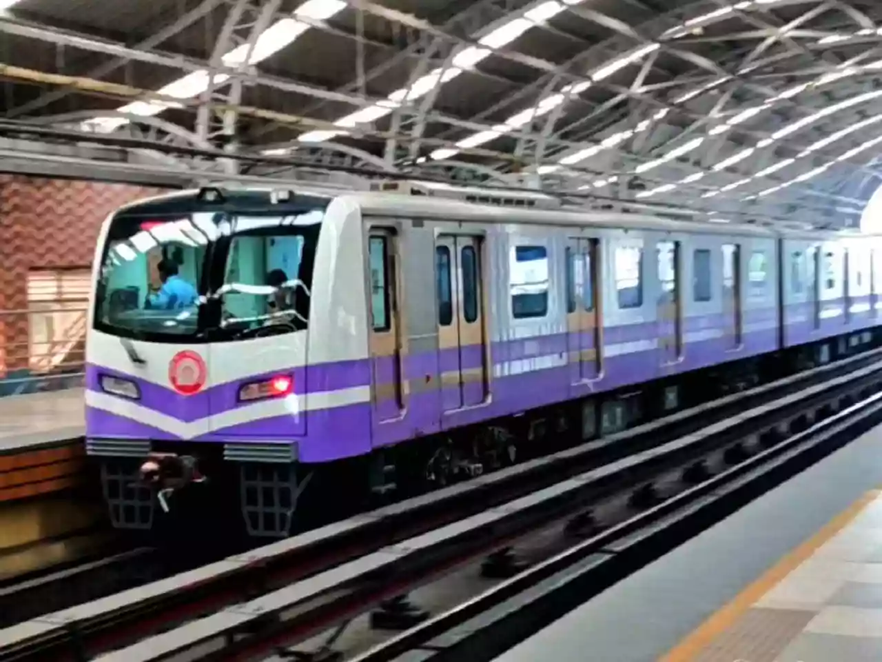 Kolkata metro hit by technical fault, services disrupted between Girish Park-Maidan stations 