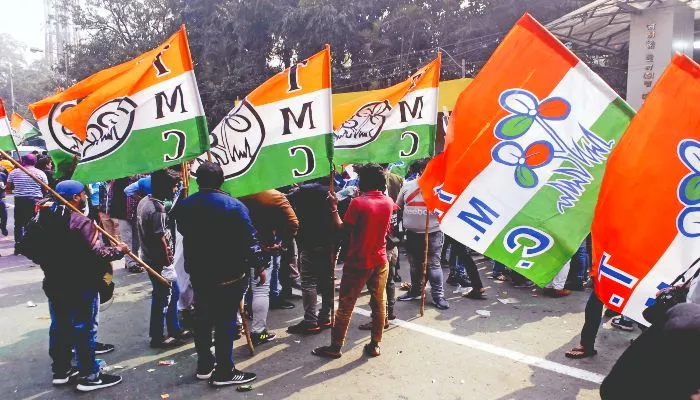 बसों में सवार होकर आंदोलन के लिए दिल्ली रवाना हुए तृणमूल समर्थक