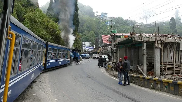टॉय ट्रेन पटरी से उतरी, यात्रियों में दहशत