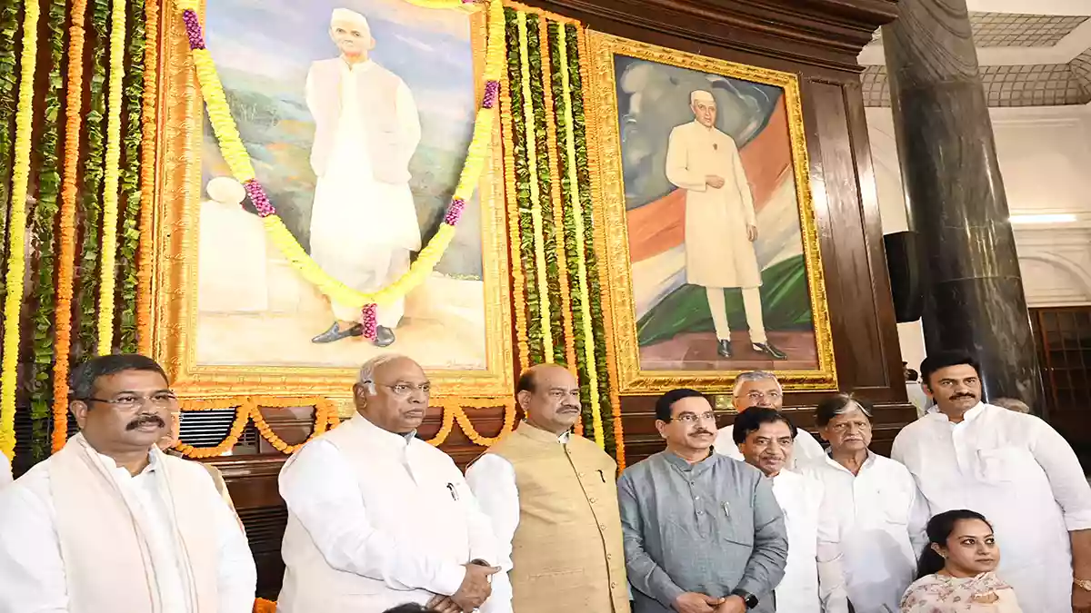 महात्मा गांधी और लाल बहादुर शास्त्री को कांग्रेस नेताओं ने किया याद