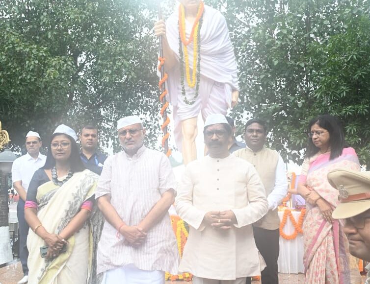 राज्यपाल और मुख्यमंत्री ने राष्ट्रपिता महात्मा गांधी को श्रद्धा सुमन अर्पित किए