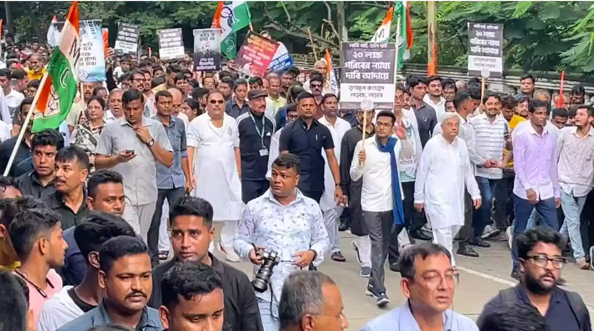 राज्यपाल के कोलकाता लौटने तक राजभवन के पास धरने पर बैठे रहेंगे अभिषेक बनर्जी