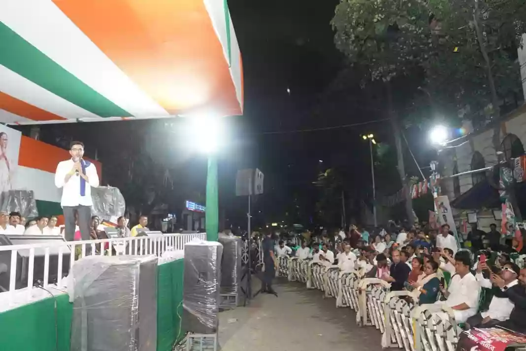 राज भवन के सामने तृणमूल के धरना मंच पर बढ़ने लगी गहमा गहमी, मौजूद हैं अभिषेक बनर्जी