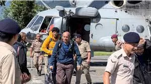 सिक्किम में बाढ़ में फंसे पर्यटकाें को सेना हेलीकॉप्टर की मदद से निकालने में जुटी