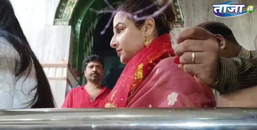 Bollywood star Vidya Balan offers Puja at Kalighat temple | Watch Video
