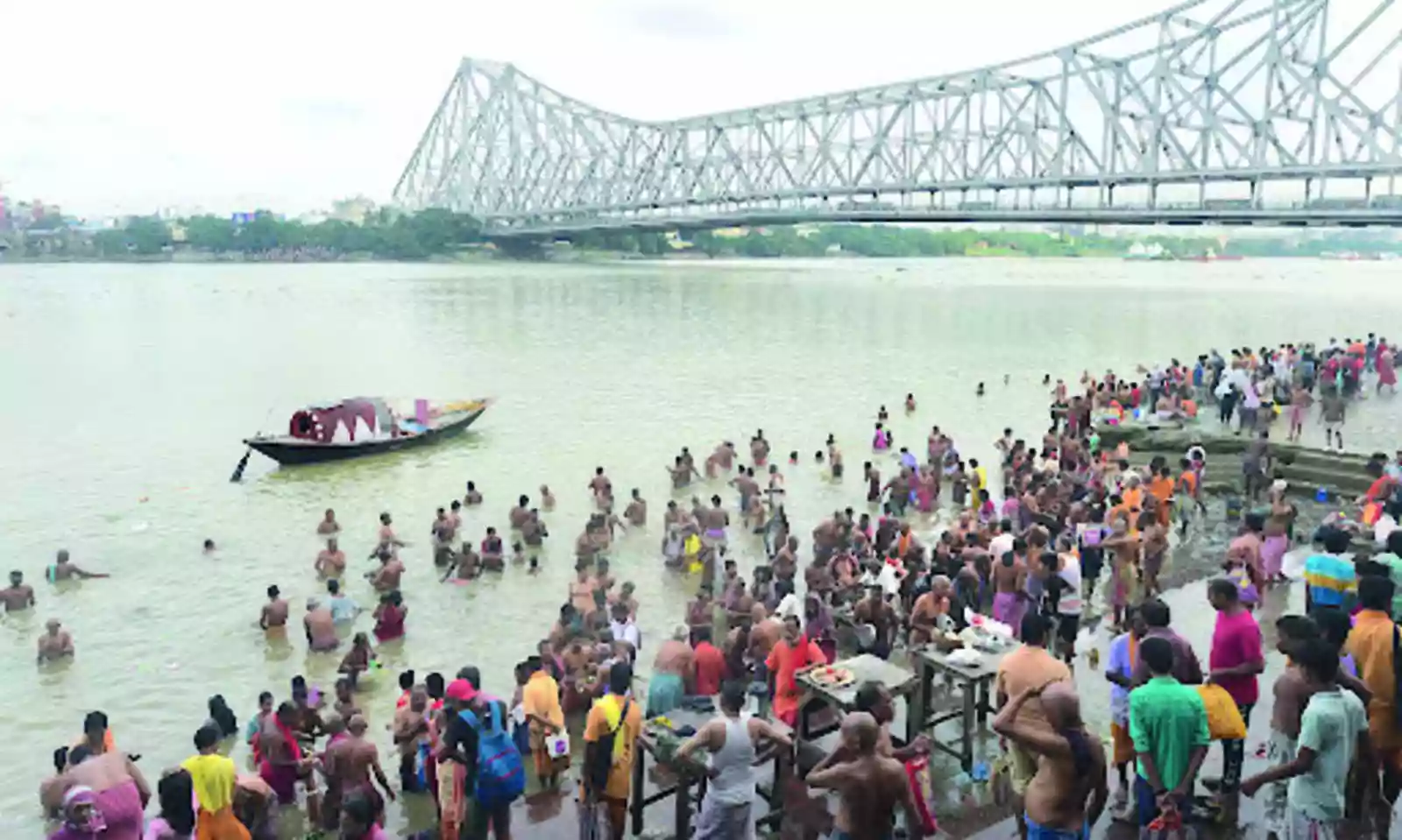 Howrah's ganga ghats abuzz as devotees converge for Mahalaya tarpan