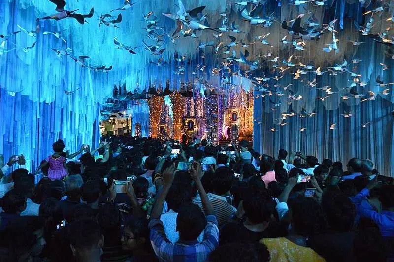 षष्ठी को कोलकाता में देवी दर्शन के लिए सड़कों पर उतरा जन सैलाब