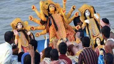 विसर्जन के बाद रात भर गंगा घाट पर होती रही सफाई, कोलकाता पोर्ट ट्रस्ट ने भी बंटाया हाथ