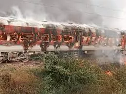 आगरा: पातालकोट एक्सप्रेस में लगी भीषण आग, 2 कोच जलकर खाक, यात्रियों ने कूदकर बचाई जान