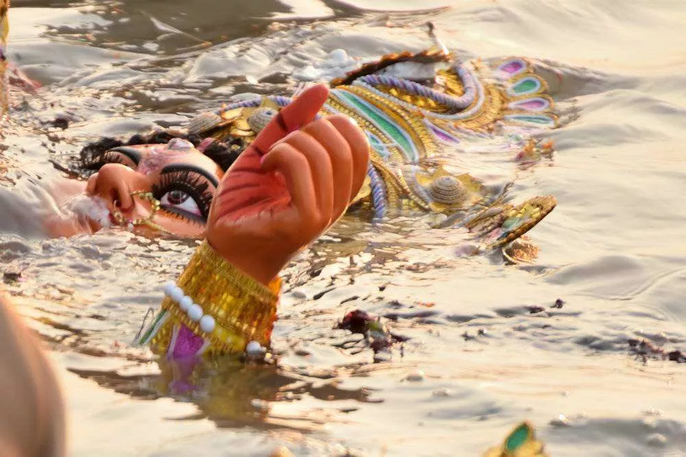 Chaos erupts as worshippers attacked after durga idol immersion in Howrah