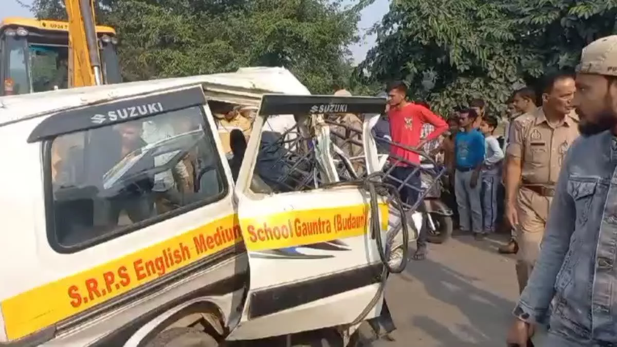यूपी के बदायूं में स्कूल बस और वैन की टक्कर में पांच की मौत, 16 घायल