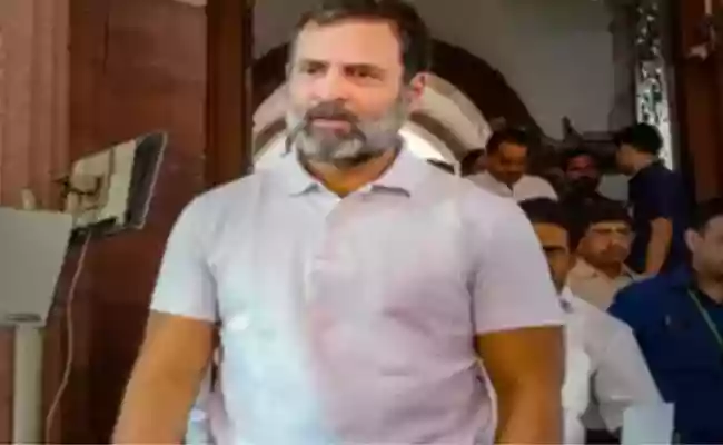 विपक्षी नेताओं के मोबाइल फोन हैक करवा रही है सरकार : राहुल गांधी